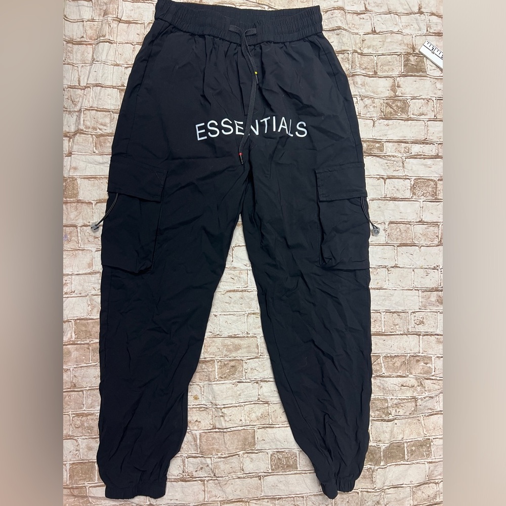 ESSENTIALS black cargo med joggers